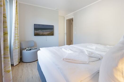 Schlafzimmer eins im EG mit Ankleidezimmer