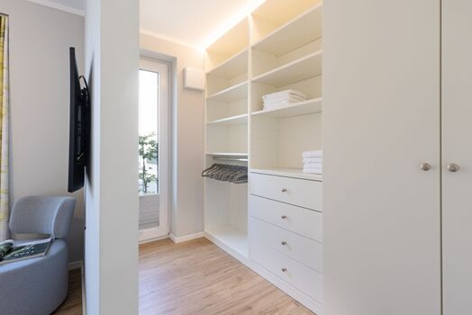 Schlafzimmer eins im EG mit Ankleidezimmer