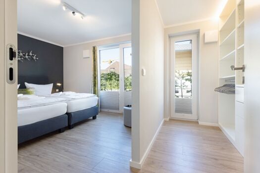 Schlafzimmer eins im EG mit Ankleidezimmer