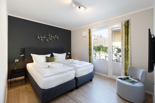 Schlafzimmer eins im EG mit Ankleidezimmer