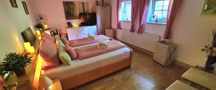 Schlafzimmer // 180x200cm Bett // Komforthöhematratzen   Topper