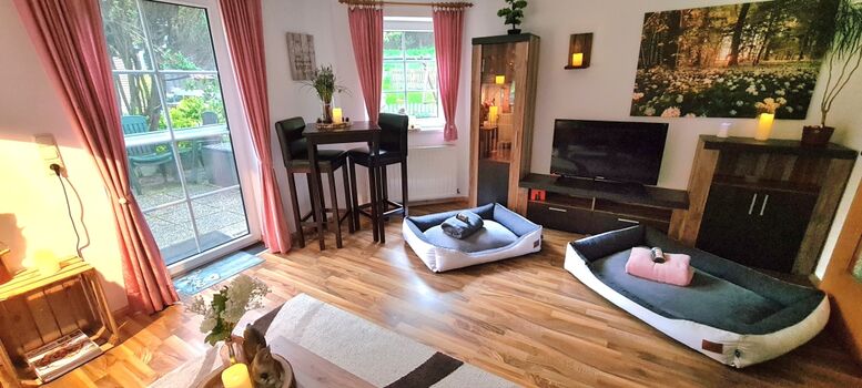 Wohnzimmer // Hundebetten mit Kuscheldecken // Flat TV mit Fire TV Stick // TOP WLAN kostenfrei // 