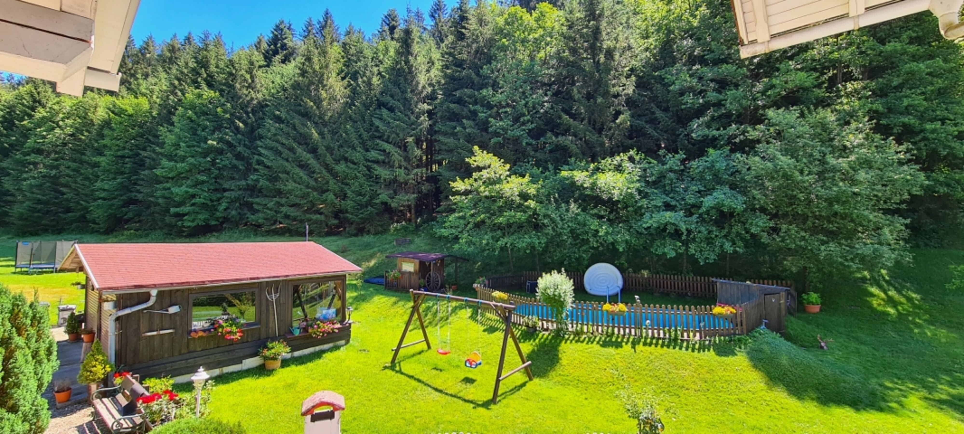 Garten mit Swimmingpool, Doppel-Schaukel, Feuerblume