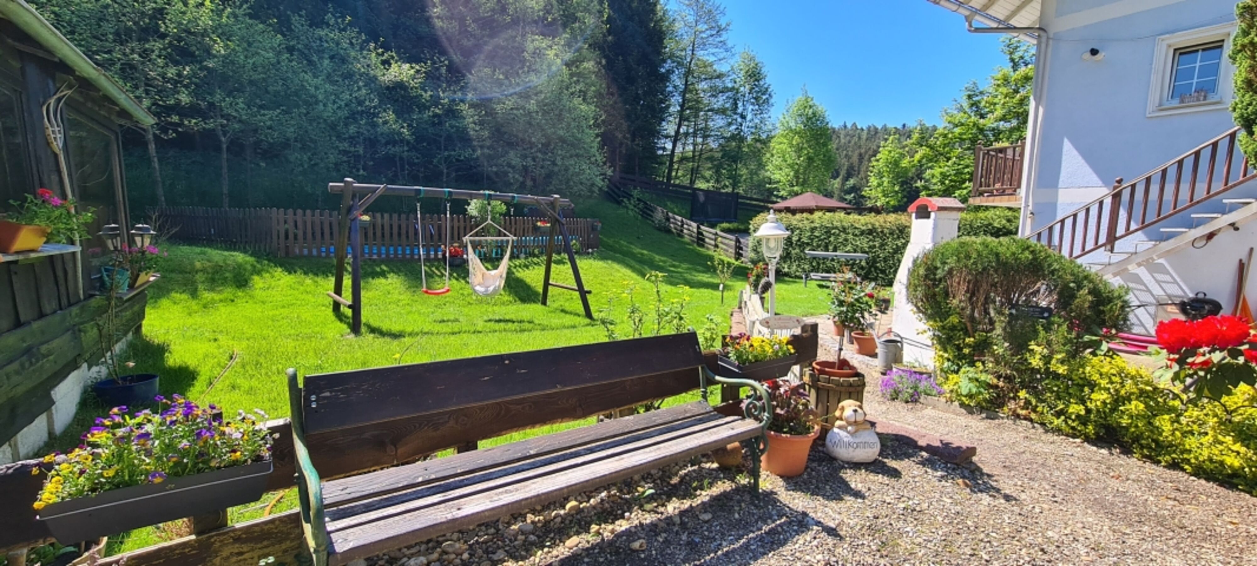 Ferienwohnung Garten und Eingangsweg zur Haustür