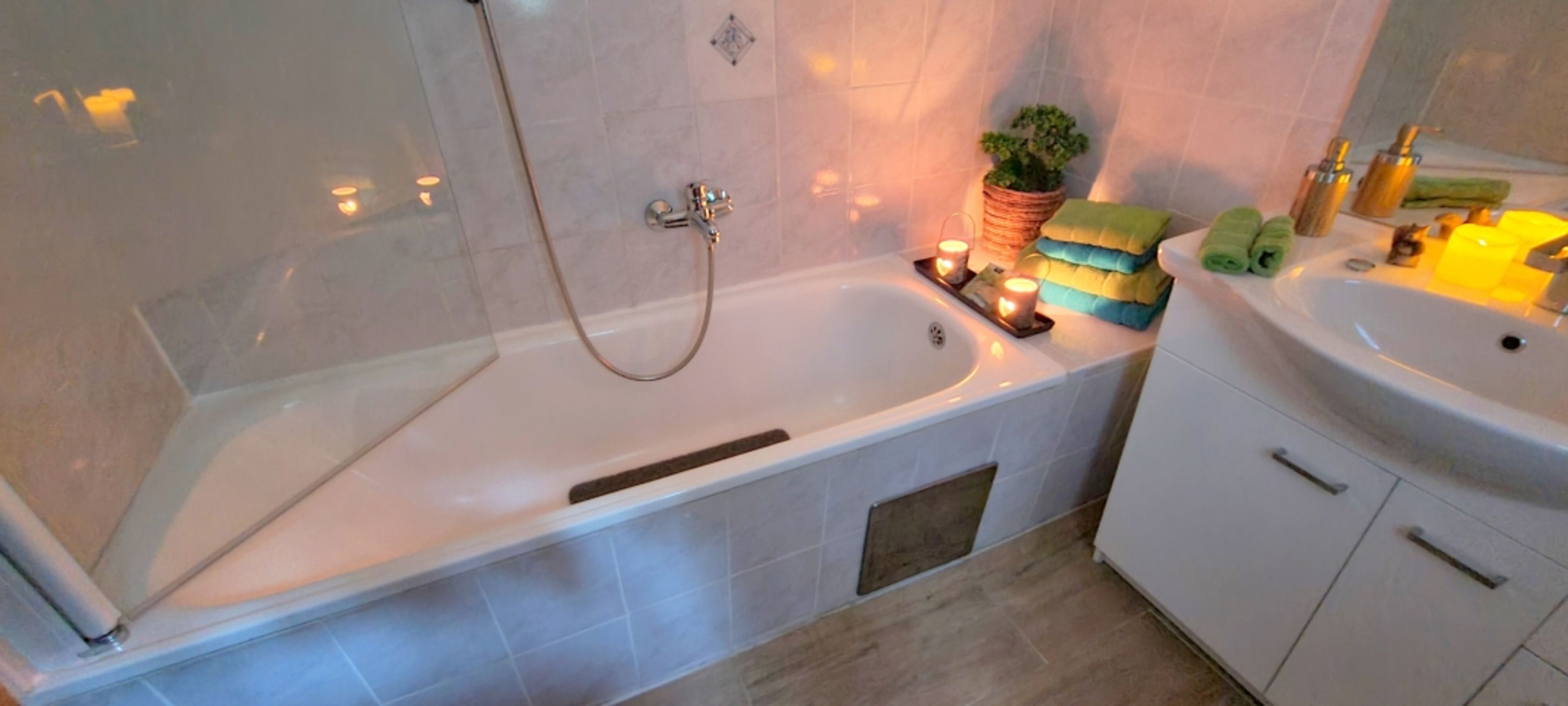 Bad mit Dusch-Badewanne / Waschmaschine Trockner