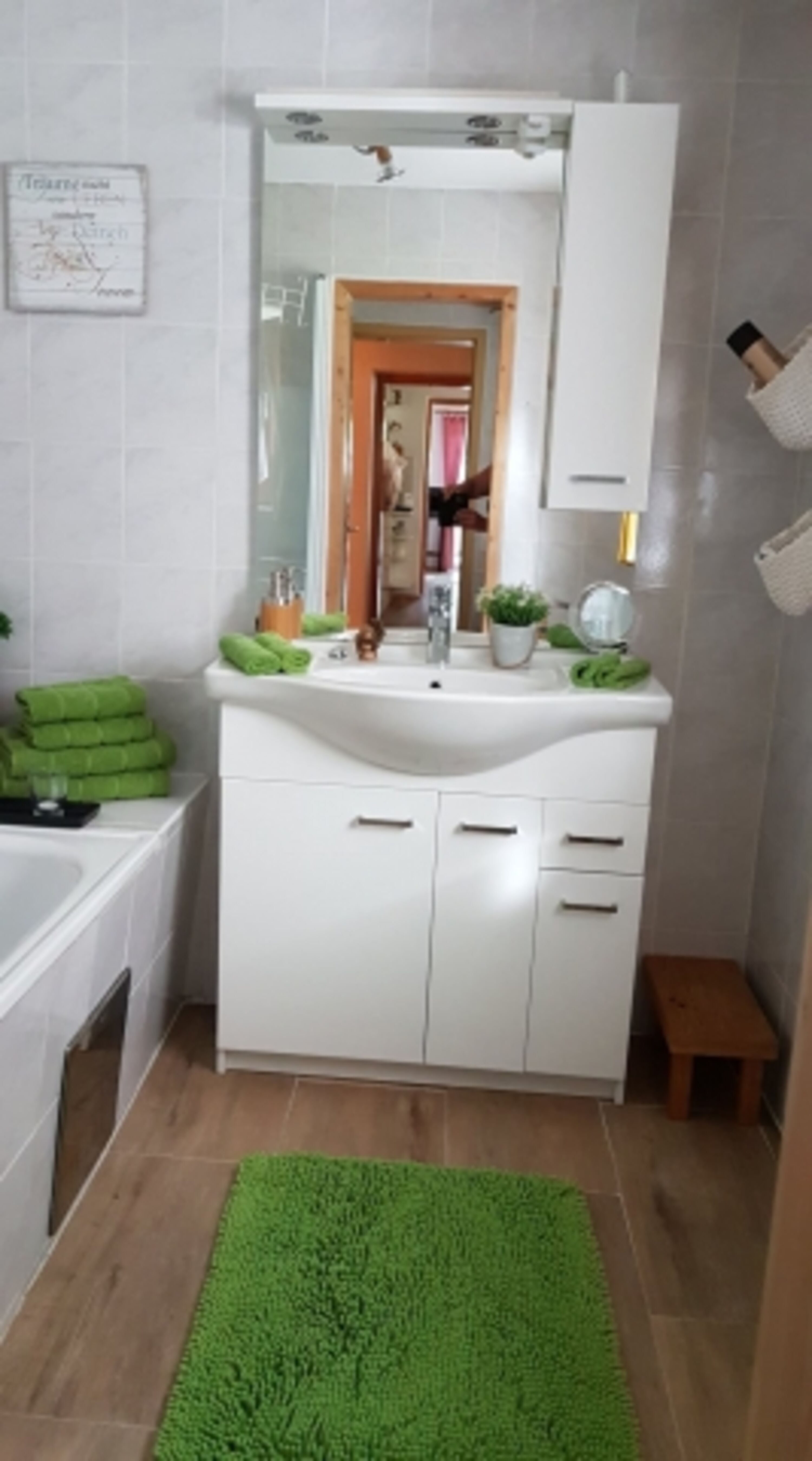 Bad mit Dusch-Badewanne, Waschmaschine Trockner 