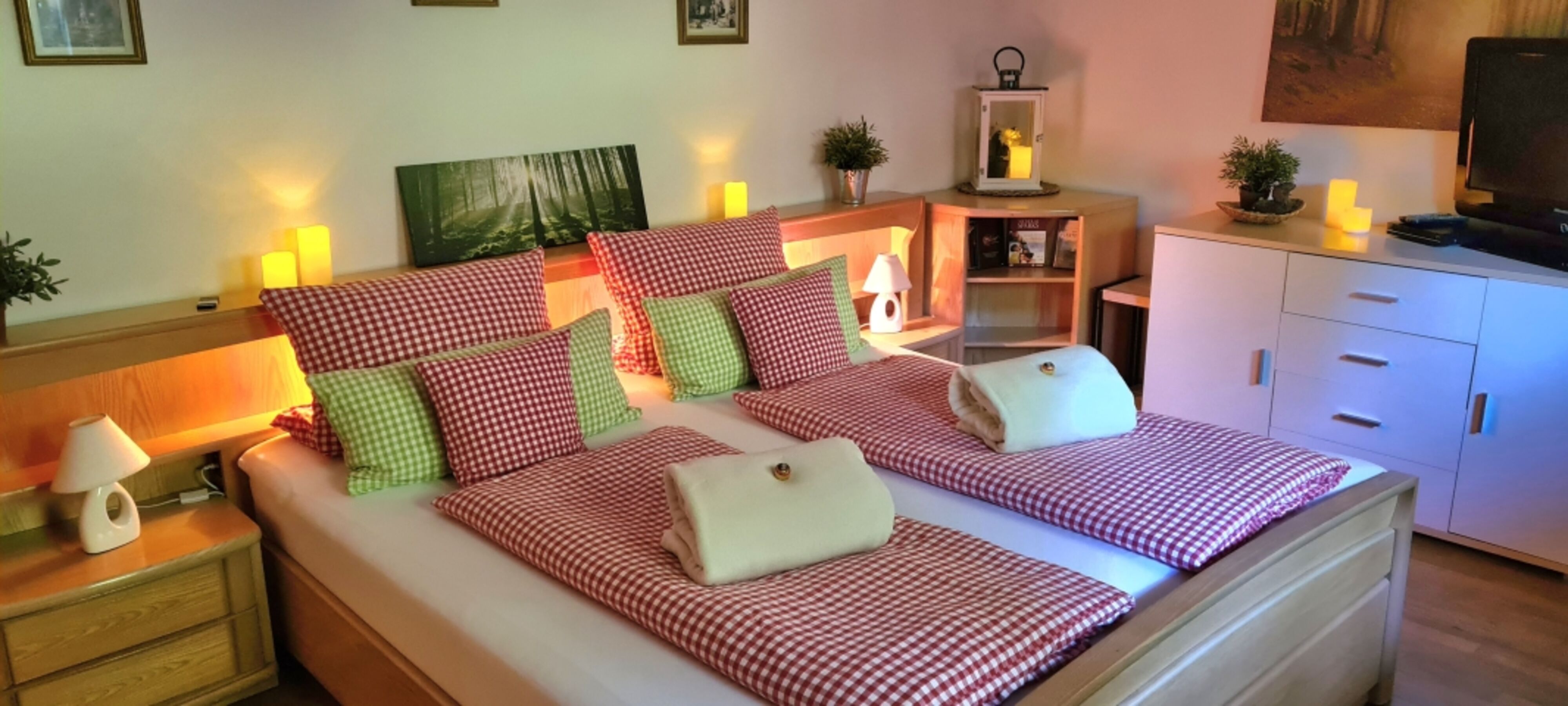 Schlafzimmer // 180x200cm Bett // Komforthöhematratzen Topper