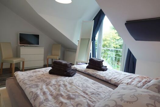 Schlafzimmer 1 - weitere Ansicht - mit TV