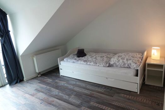 Schlafzimmer 2 ausziehbar auf 180 x 200