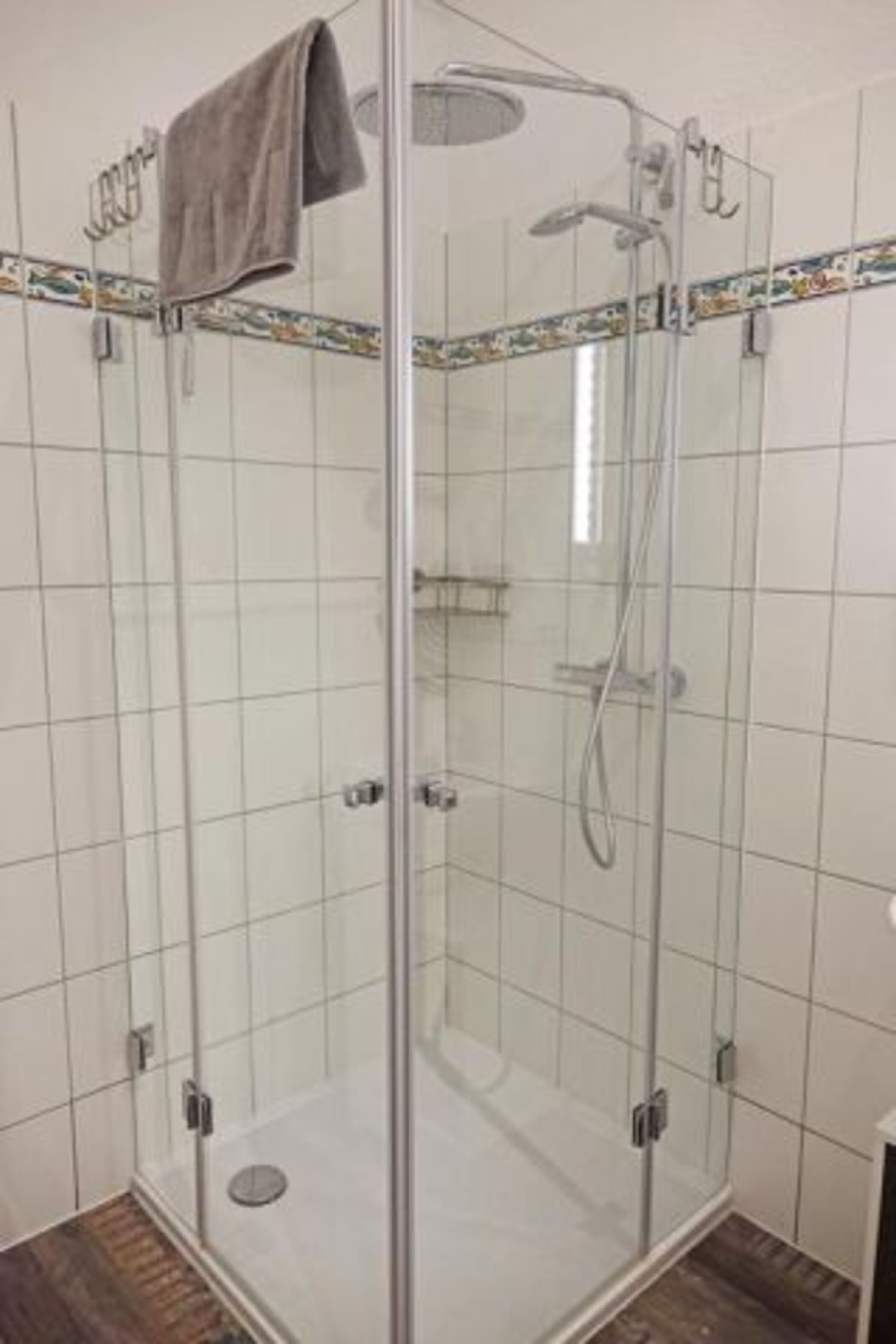 Dusche im Bad im OG