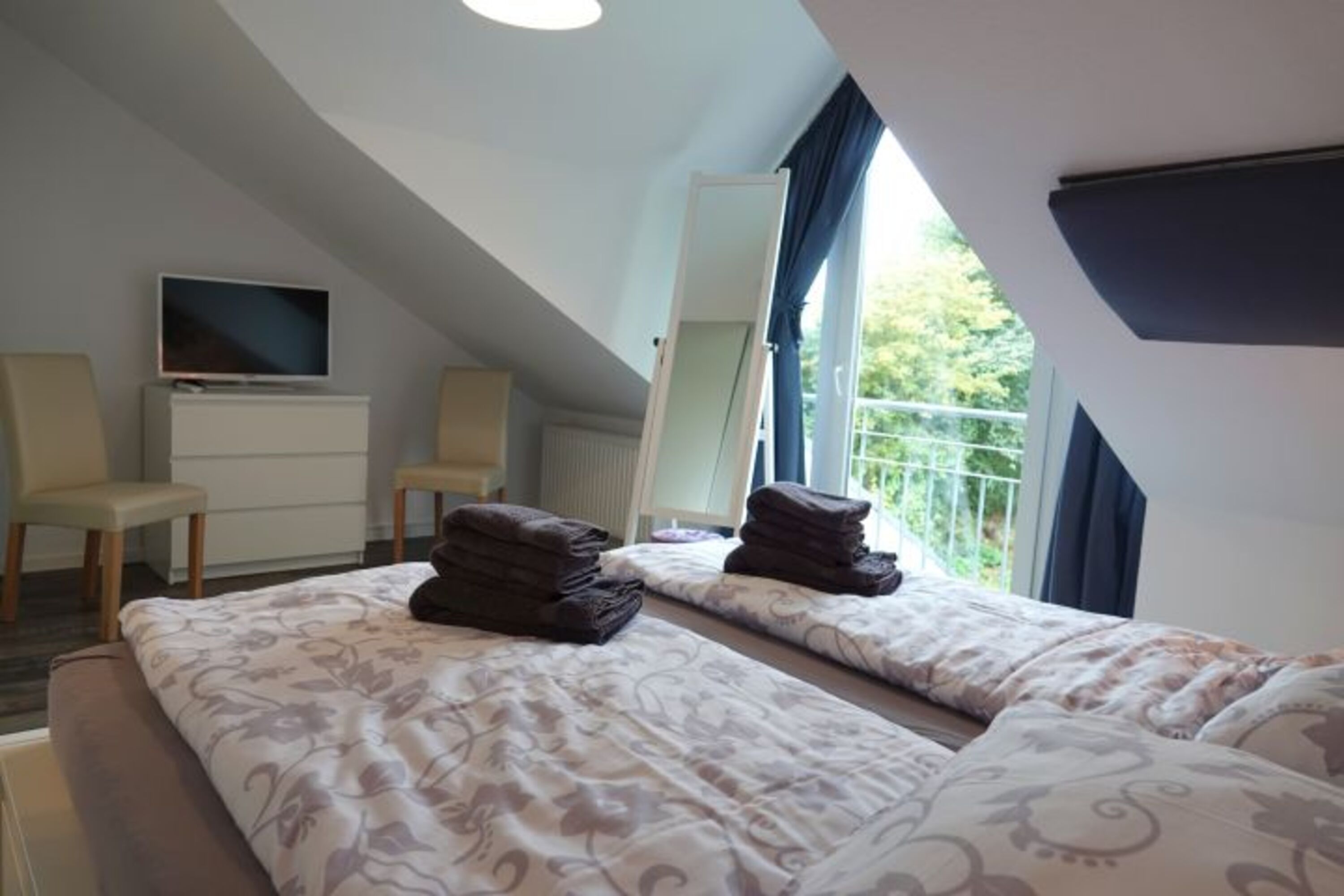 Schlafzimmer 1 - weitere Ansicht - mit TV