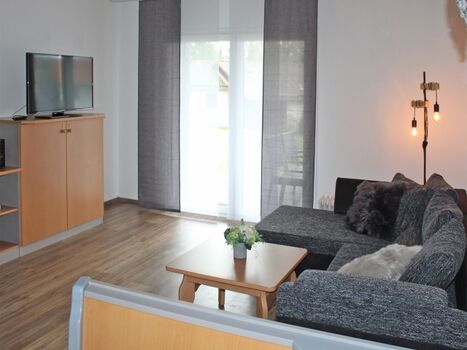 Wohnzimmer mit Zugang zur Terasse