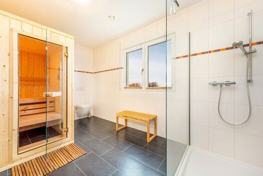 Bad im EG mit Sauna/Dusche/WC