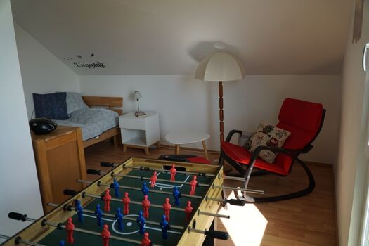 3.  Schlafzimmer mit Einzelbett, Tischkicker und Radio