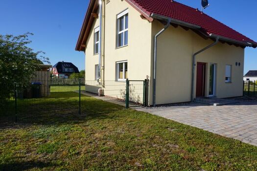 Gartengrundstück ist komplett eingezäunt 1,20-1,50 m