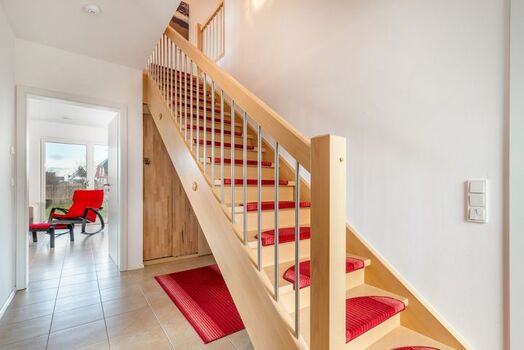 geschlossene Treppe zum Obergeschoss