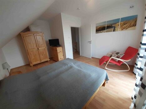 1. Schlafzimmer - mit Fernseher