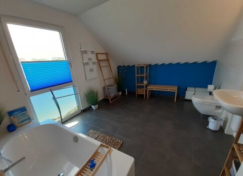 Geräumiges Bad OG mit Badewanne/WC