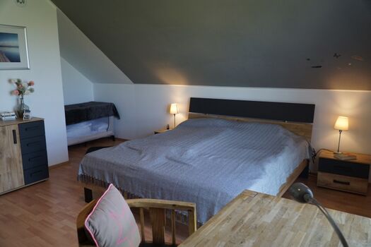 2. Schlafzimmer mit Doppelbett und Babybett