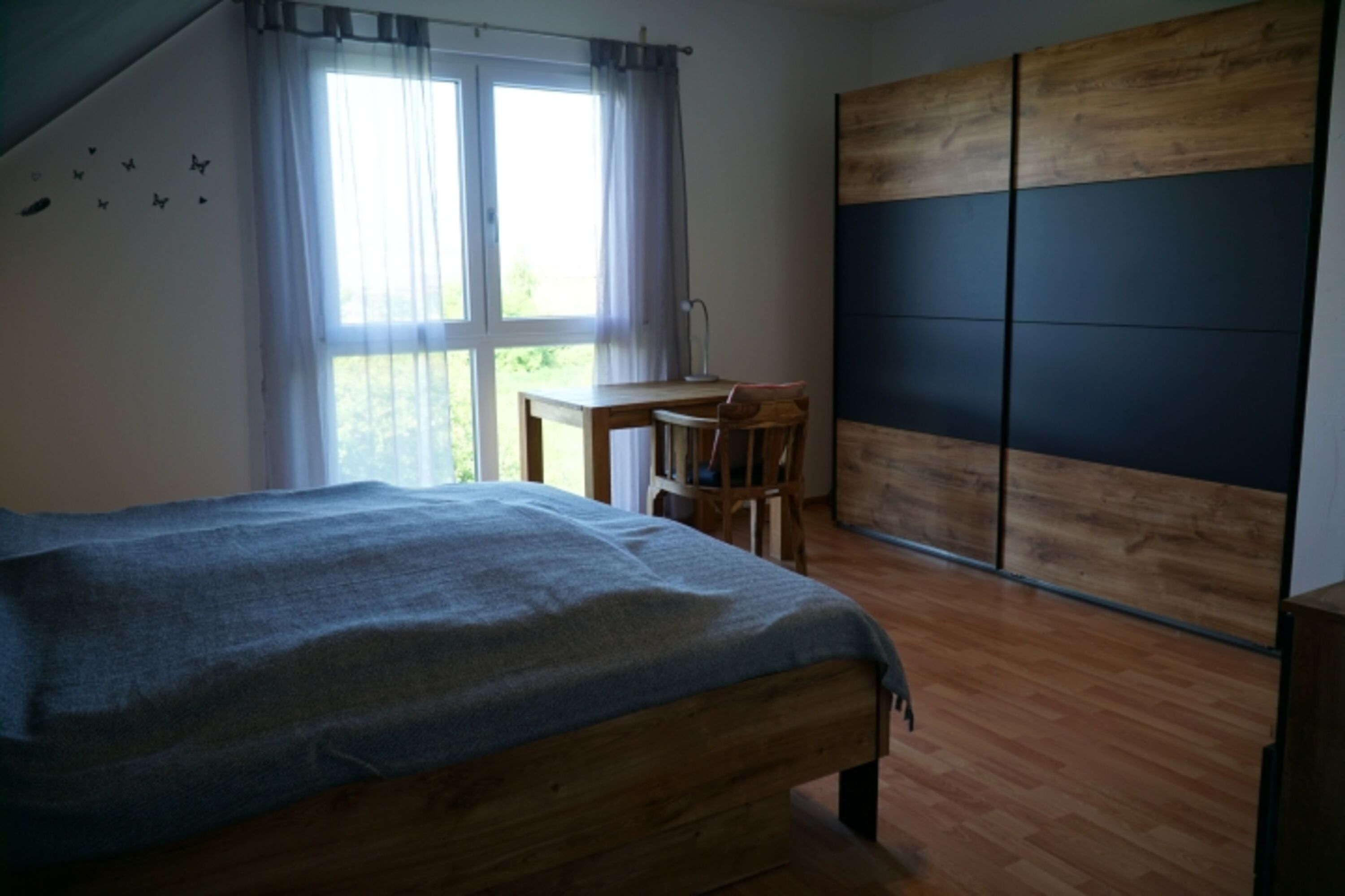 2. Schlafzimmer mit Schreibtisch