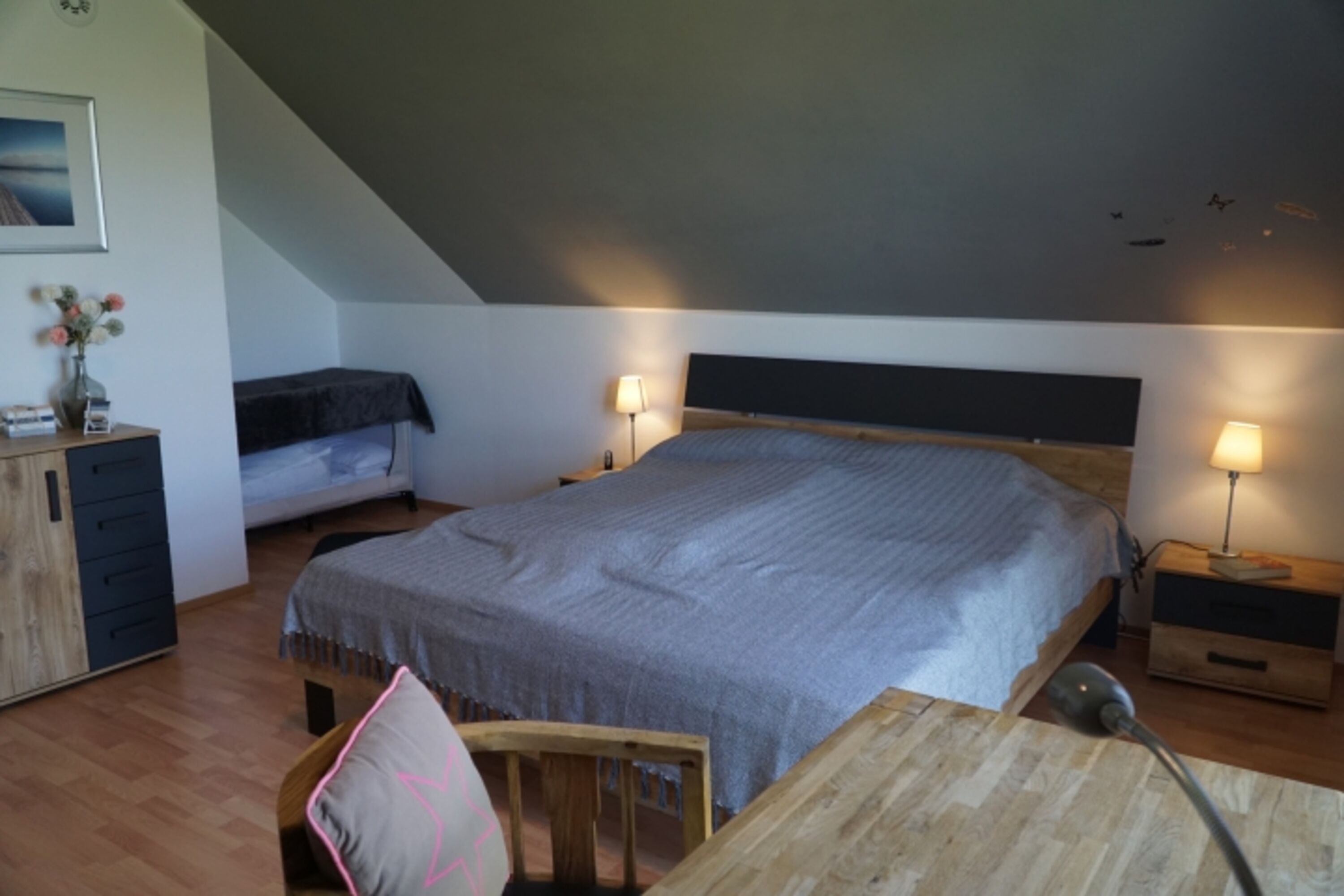 2. Schlafzimmer mit Doppelbett und Babybett