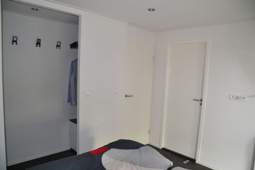 Elternschlafzimmer mit Verbindungstür zum Bad