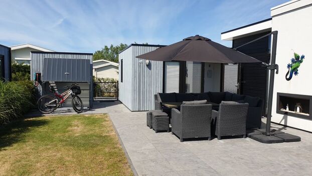 Gartenhaus, Eingang, Garten mit großer Sonnen-Terrasse