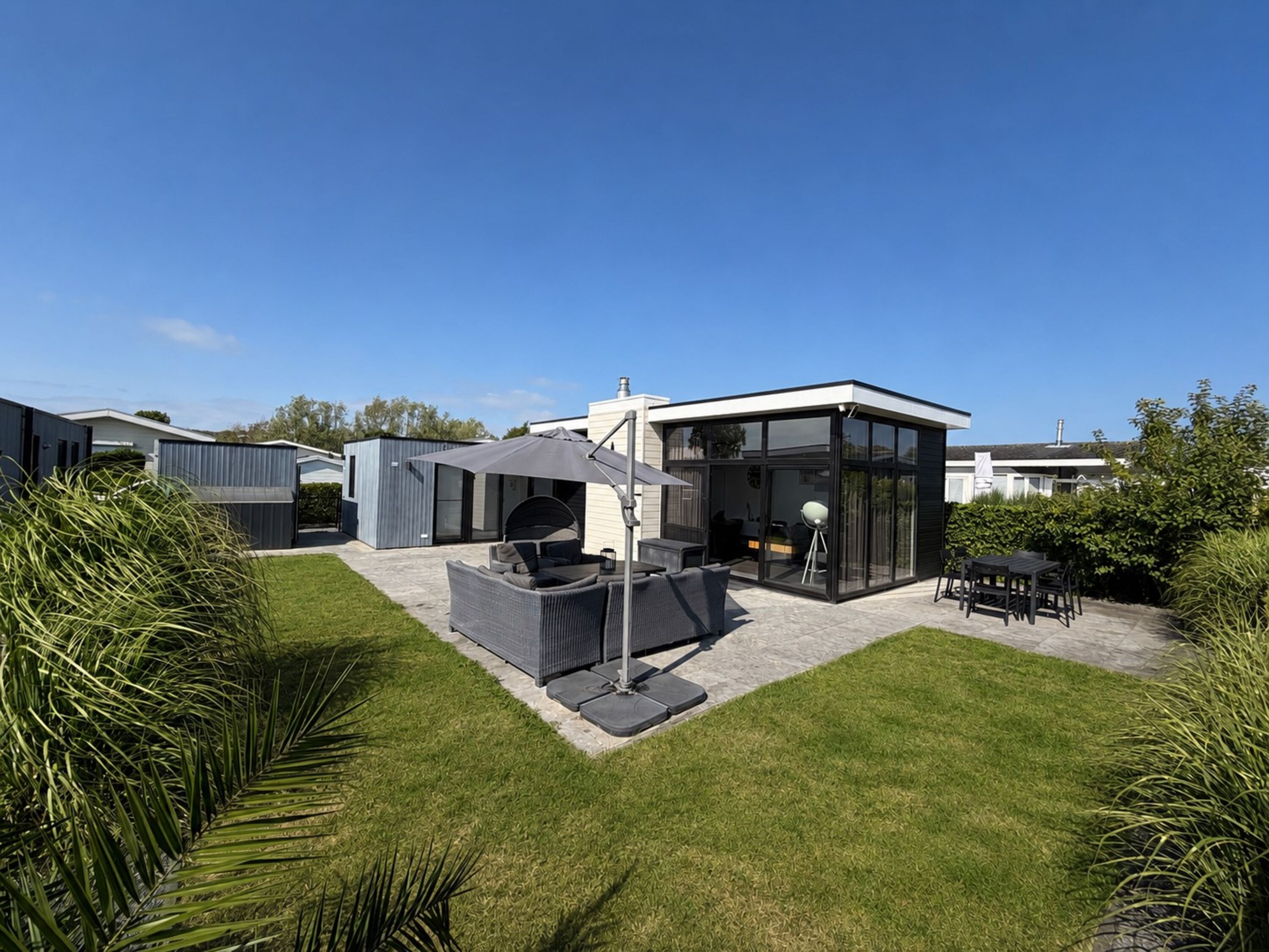 Strandhuis mit großer Terrasse und schönem Garten