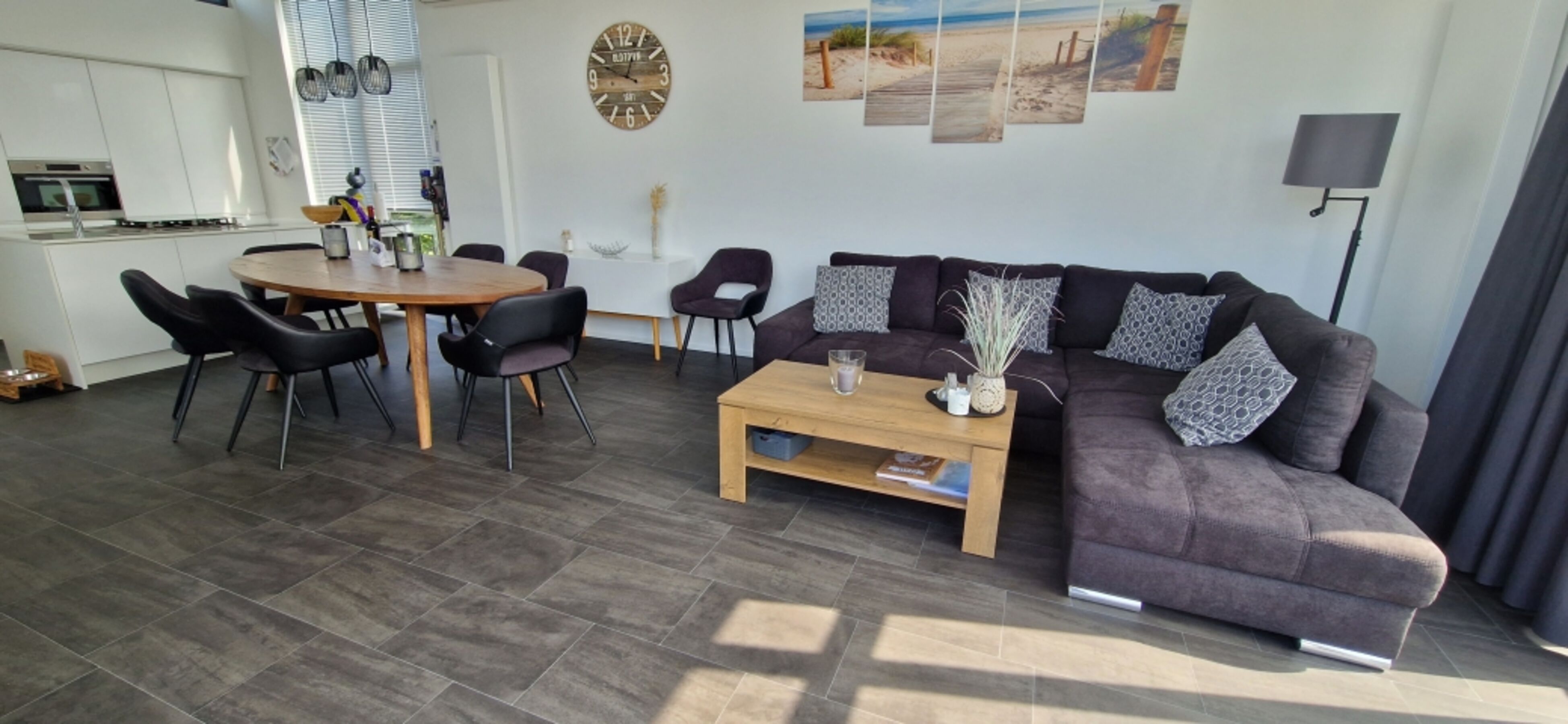 großes Wohnzimmer mit gemütlicher Couch