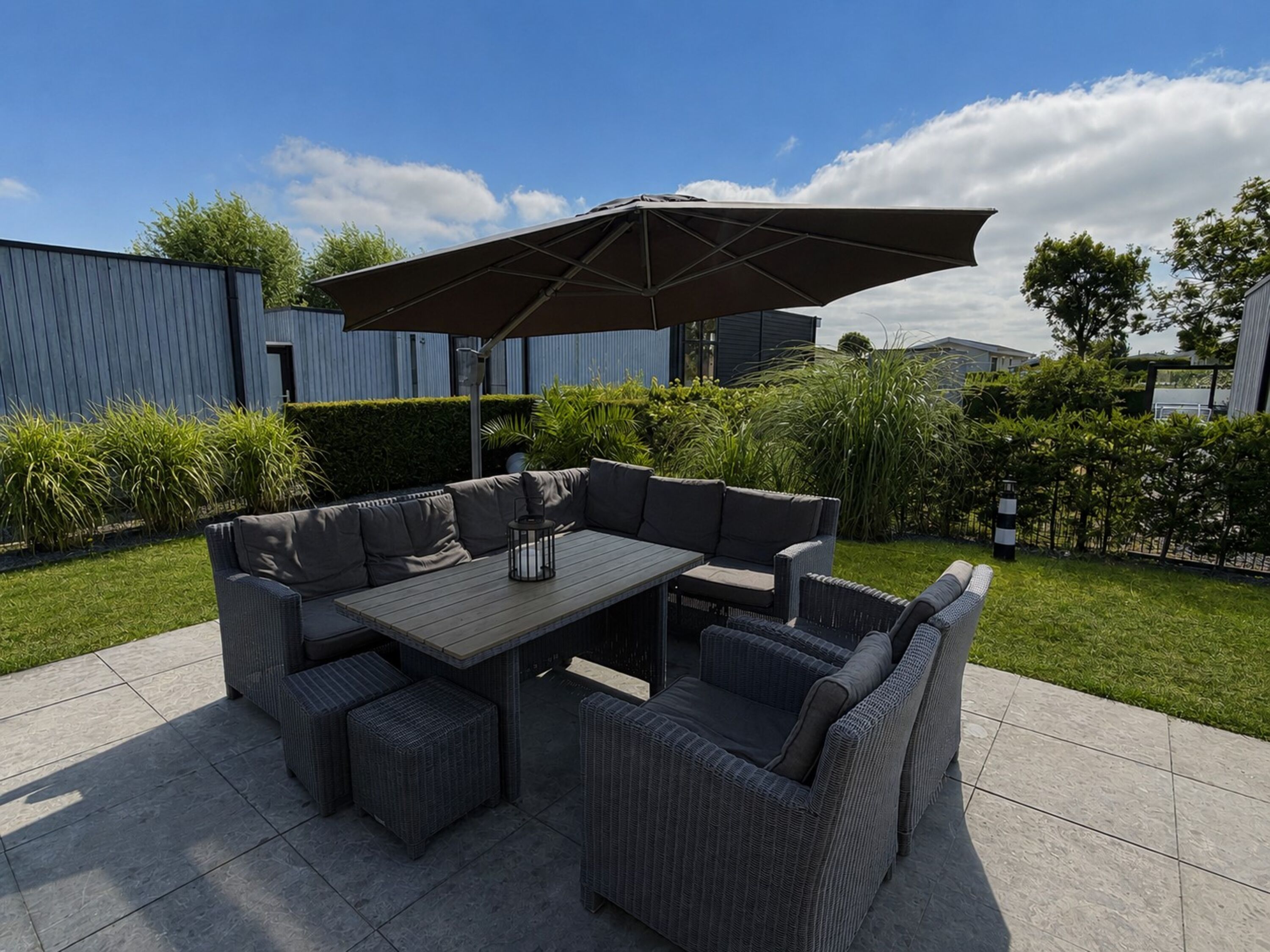 gemütliche Sitzecke mit Sonnenschirm
