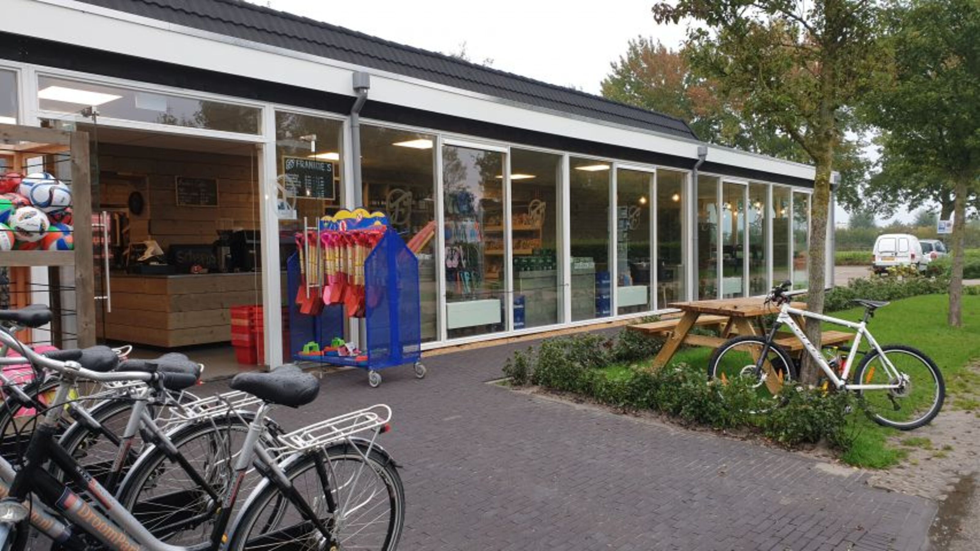 kleiner Supermarkt im Park