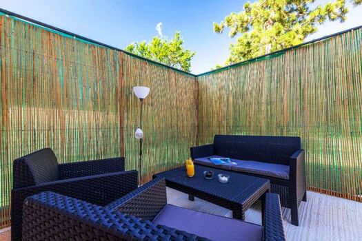 Sitzecke auf vorderer Terrasse