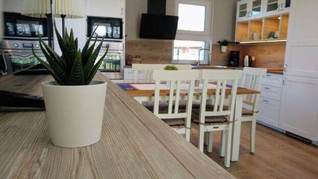 Blick in die Küche mit Essbereich 