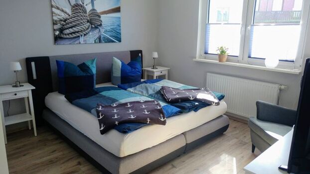 Schlafzimmer mit Doppelbett ...