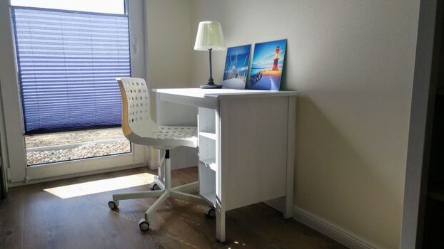 Schlafzimmer mit Etagenbett und Schreibtisch 