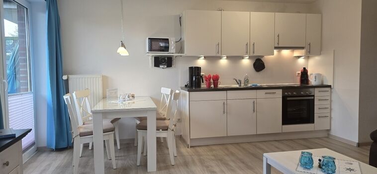 Essecke und gut ausgestattete Küche 