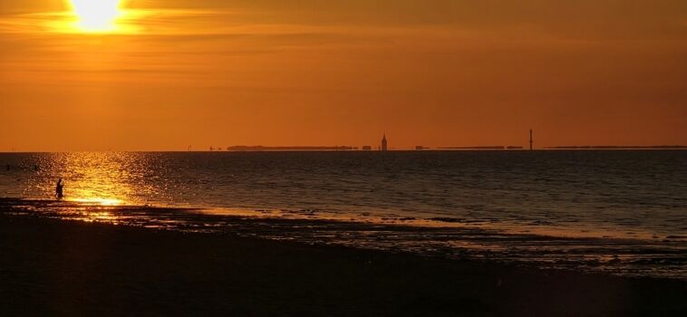 Hundestrand mit Blick auf Wangerooge 