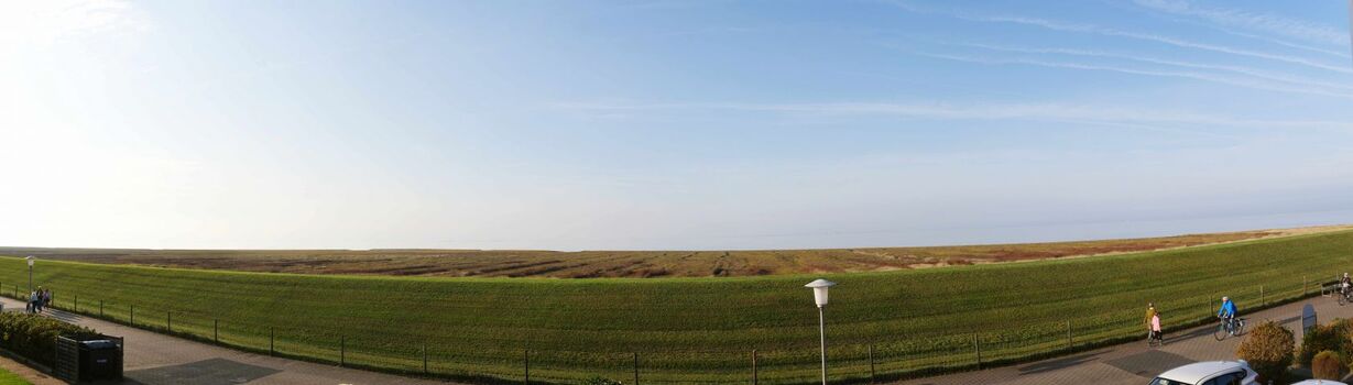 Der Meerblick vom Balkon aus. Nur eine verkehrsberuhgte Straße trennt die Robbenplate vom Deich