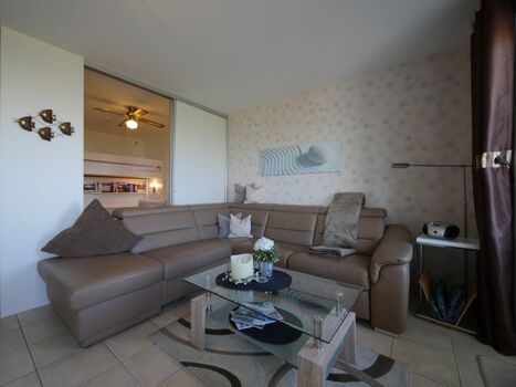 Das Schlafzimmer befindet sich hinter einer Schiebewand