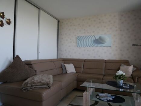 Das moderne Ledersofa ist elektrisch zu verstellen