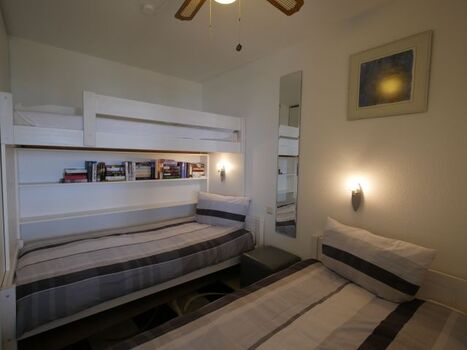 Zwei große Einzelbetten und ein Hochbett für Kinder ab 3 Jahren