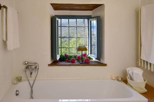 Bad mit Wanne im 1. Stock