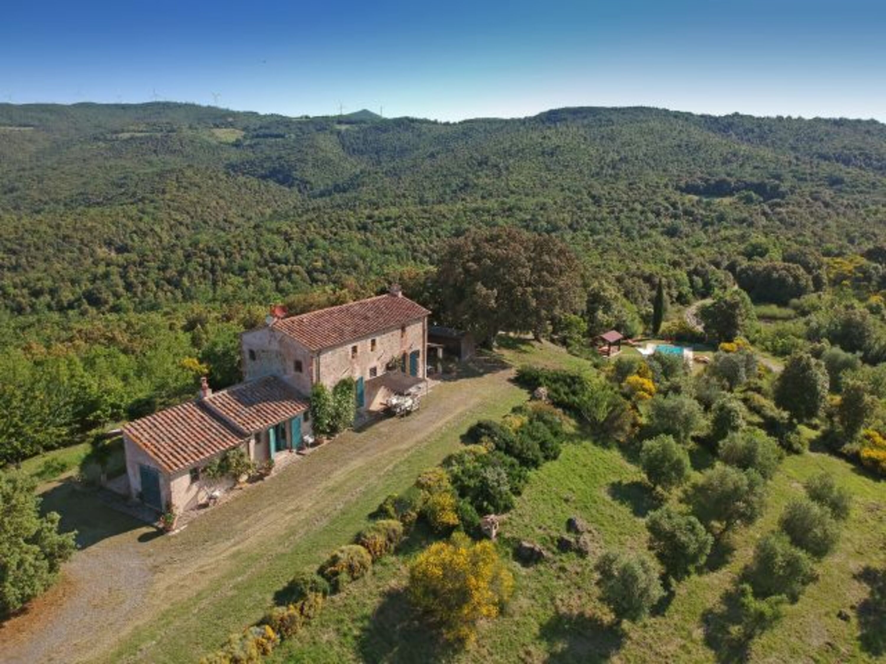 Haus mit umliegender Landschaft