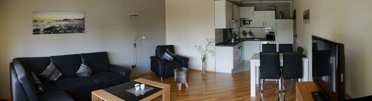 Der großzügige Wohn- und Essbereich mit der offenen Küche