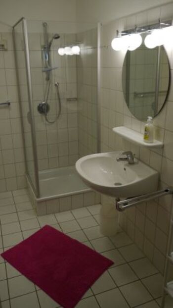 Das Badezimmer mit Dusche