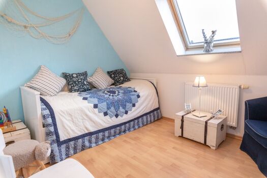 Kinderzimmer mit ausziehbarem Kojenbett in der 1. Etage