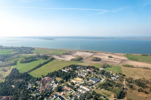 Das Feriendorf Claus Störtebeker und die angrenzenden Bodden aus der Luft