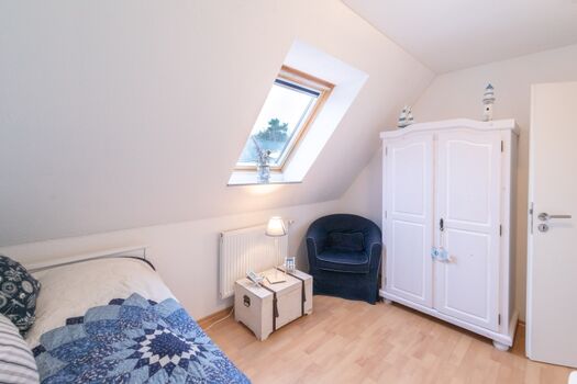 Kinderzimmer mit ausziehbarem Kojenbett in der 1. Etage