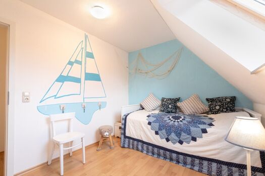 Kinderzimmer mit ausziehbarem Kojenbett in der 1. Etage