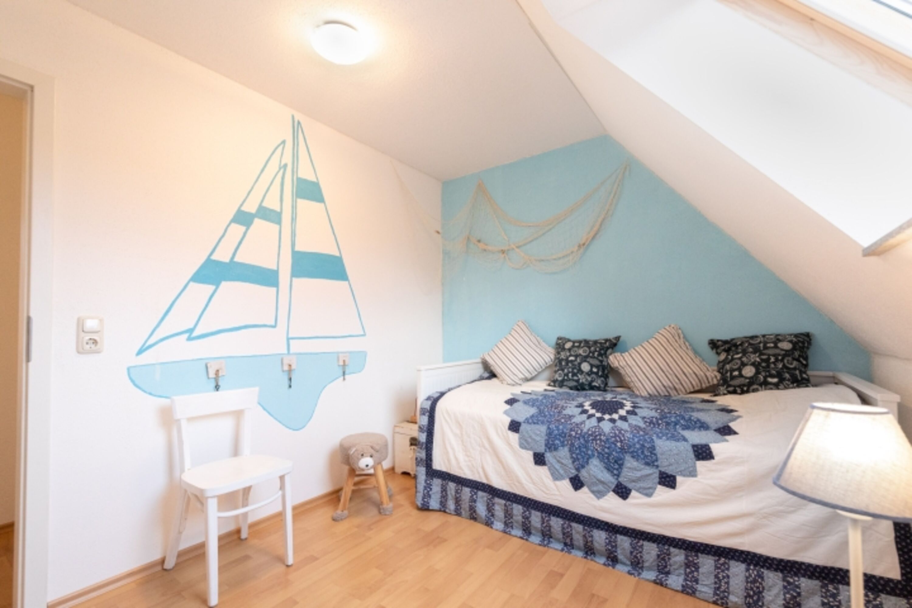 Kinderzimmer mit ausziehbarem Kojenbett in der 1. Etage